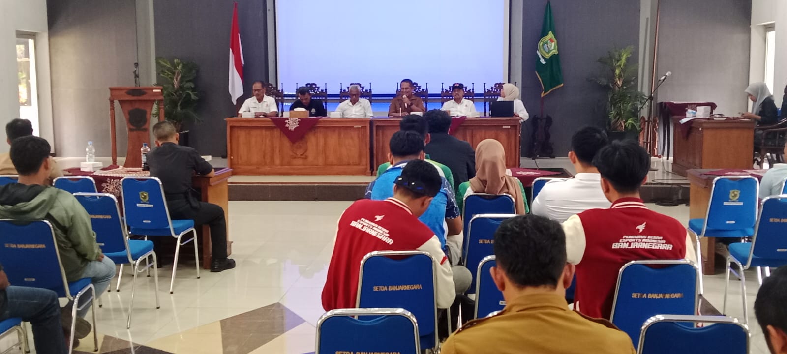 KONI Banjarnegara mematangkan keberangkatan kontingen Porprov Jateng 2026 dengan target menembus 7 besar dan memburu sebanyak mungkin medali emas.