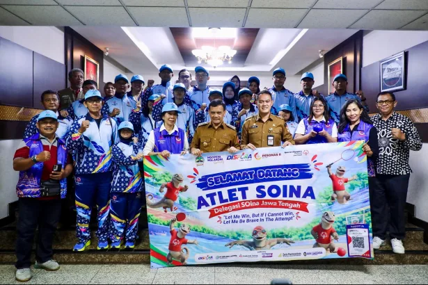 Gubernur saat melepas atlet disabilitas