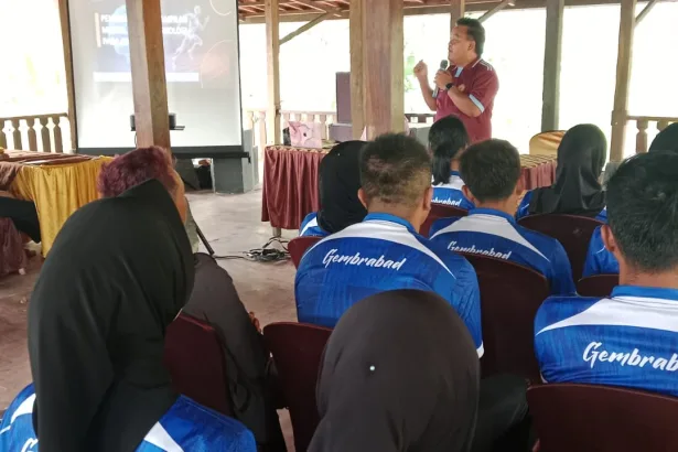 Ketua KONI Banjarnegara Nurohman Ahong saat memberikan pengarahan dalam pembinaan Pstikolog bagi atlet Porprov