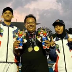Ketua KONI Banjarnegara saat berfoto bersama peraih medali emas pertama bagi Banjarnegara di Porprov Jateng 2026