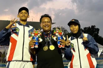Ketua KONI Banjarnegara saat berfoto bersama peraih medali emas pertama bagi Banjarnegara di Porprov Jateng 2026