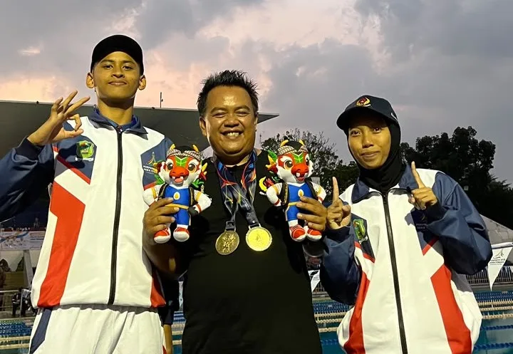 Ketua KONI Banjarnegara saat berfoto bersama peraih medali emas pertama bagi Banjarnegara di Porprov Jateng 2026